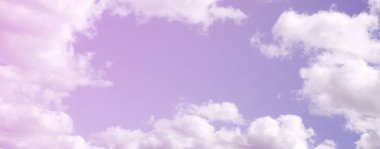 Mavi gökyüzüne bir sürü beyaz bulutlar farklı boyutlarda, bulutsuz çevresini bir çerçeve oluşturma