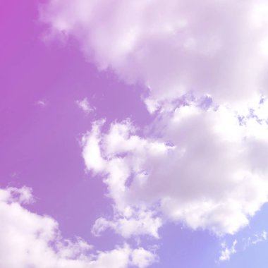 Mavi bir gökyüzü ile lots-in farklı boyutlarda beyaz bulutlar