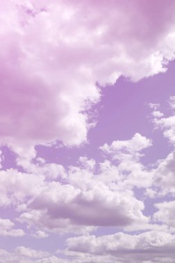 Mavi bir gökyüzü ile lots-in farklı boyutlarda beyaz bulutlar