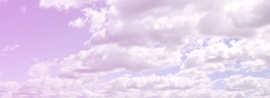 Mavi bir gökyüzü ile lots-in farklı boyutlarda beyaz bulutlar