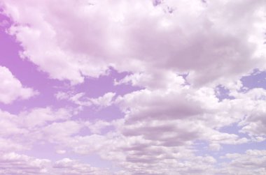 Mavi bir gökyüzü ile lots-in farklı boyutlarda beyaz bulutlar