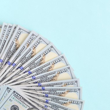 Yeni tasarımın Amerikan dolarlarının hayranı açık mavi bir arka planda yatıyor..