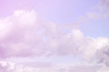 Mavi bir gökyüzü ile lots-in farklı boyutlarda beyaz bulutlar