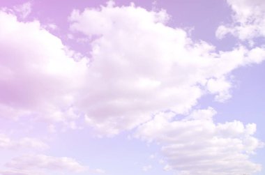 Mavi bir gökyüzü ile lots-in farklı boyutlarda beyaz bulutlar