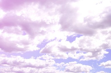 Mavi bir gökyüzü ile lots-in farklı boyutlarda beyaz bulutlar