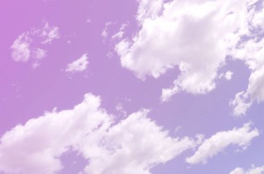 Mavi bir gökyüzü ile lots-in farklı boyutlarda beyaz bulutlar