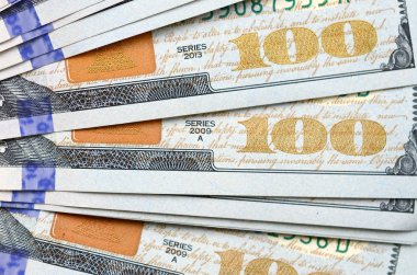 Makro alan sığ derinliği ile vurdu. Yüz ABD Doları faturaları.