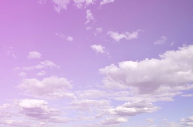 Mavi bir bulutlu gökyüzü güneş engelleme birçok küçük bulutlar ile