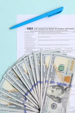 1041 formu yalan yüz dolar faturaları ve ışık mavi zemin üzerine mavi kalem yakın vergi. Bize gelir dönüş kompleksler ve Güvenleri için vergi.