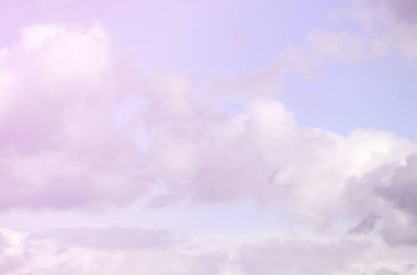 Mavi bir gökyüzü ile lots-in farklı boyutlarda beyaz bulutlar