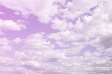 Mavi bir gökyüzü ile lots-in farklı boyutlarda beyaz bulutlar