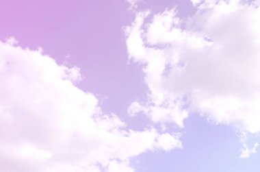 Mavi bir gökyüzü ile lots-in farklı boyutlarda beyaz bulutlar