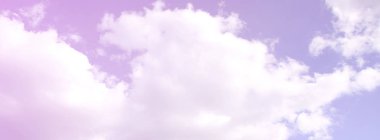 Mavi bir gökyüzü ile lots-in farklı boyutlarda beyaz bulutlar