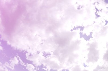 Mavi bir gökyüzü ile lots-in beyaz bulutlar farklı boyutlarda. Balıkgözü fotoğraf