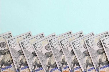 Satır bir ABD dolar faturaları yeni bir tasarım üzerinde bir açık mavi renkli yatıyor.
