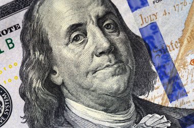 Makro vurdu. Yüz ABD dolarlık banknot kadar yakın.