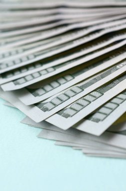 Yeni tasarımın Amerikan dolarlarının hayranı açık mavi bir arka planda yatıyor..