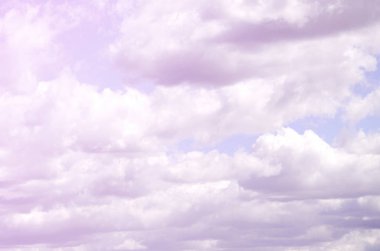 Mavi bir gökyüzü ile lots-in farklı boyutlarda beyaz bulutlar