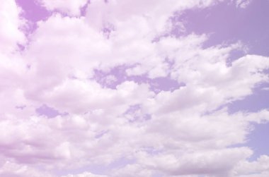 Mavi bir gökyüzü ile lots-in farklı boyutlarda beyaz bulutlar