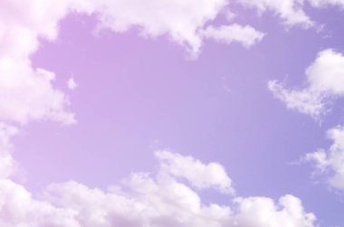 Mavi gökyüzüne bir sürü beyaz bulutlar farklı boyutlarda, bulutsuz çevresini bir çerçeve oluşturma