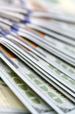 Makro alan sığ derinliği ile vurdu. Yüz ABD Doları faturaları.