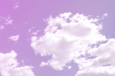 Mavi bir gökyüzü ile lots-in farklı boyutlarda beyaz bulutlar