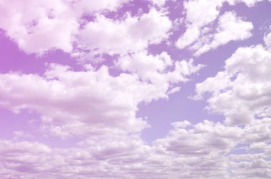 Mavi bir gökyüzü ile lots-in farklı boyutlarda beyaz bulutlar