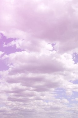 Mavi bir gökyüzü ile lots-in farklı boyutlarda beyaz bulutlar