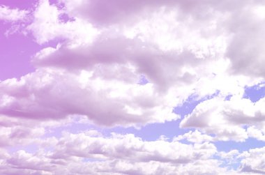 Mavi bir gökyüzü ile lots-in farklı boyutlarda beyaz bulutlar