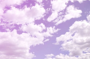 Mavi bir gökyüzü ile lots-in farklı boyutlarda beyaz bulutlar