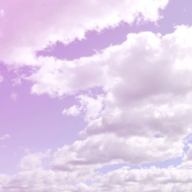 Mavi bir gökyüzü ile lots-in farklı boyutlarda beyaz bulutlar