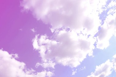 Mavi bir gökyüzü ile lots-in farklı boyutlarda beyaz bulutlar