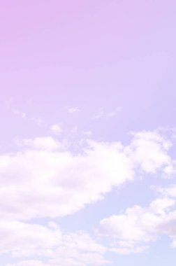 Mavi bir gökyüzü ile lots-in farklı boyutlarda beyaz bulutlar