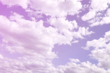 Mavi bir gökyüzü ile lots-in farklı boyutlarda beyaz bulutlar