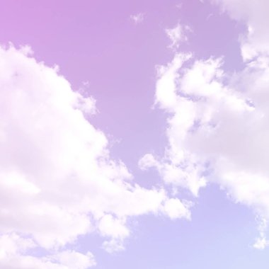 Mavi bir gökyüzü ile lots-in farklı boyutlarda beyaz bulutlar