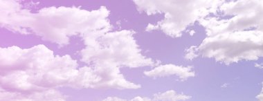 Mavi bir gökyüzü ile lots-in farklı boyutlarda beyaz bulutlar