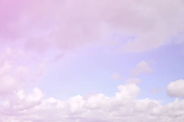 Небесное Пространство Голубого Цвета Большим Количеством Толстых Белых Облаков Фон — стоковое фото