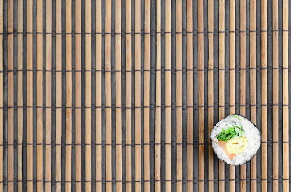 Sushi Rollen Liegen Auf Einer Bambusstroh Serviermatte Traditionelle Asiatische Küche — Stockfoto