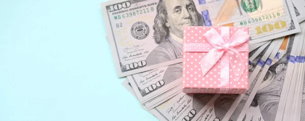 Roze Gestippelde Geschenkdoos Ligt Buurt Van Honderd Dollarbiljetten Een Licht — Stockfoto
