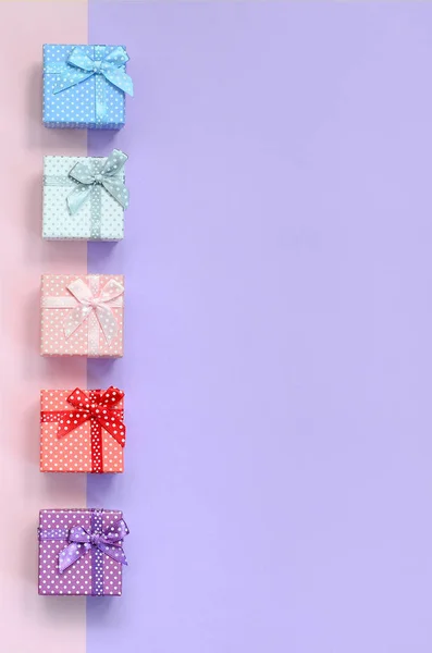 Kleine Geschenkboxen Verschiedenen Farben Mit Schleifen Liegt Auf Einem Violetten — Stockfoto