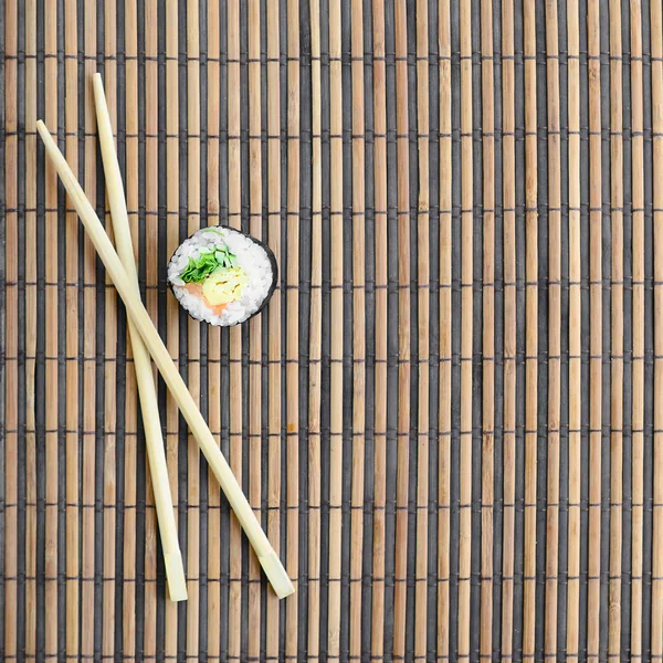 Sushi Roll Dřevěné Hůlky Leží Bambusových Rohožích Sláma Serwing Tradiční — Stock fotografie