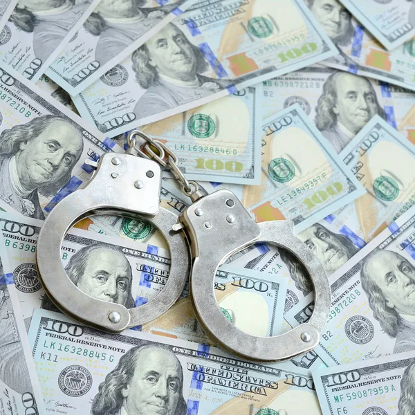 Zilveren Politie Handboeien Ligt Een Veel Dollarbiljetten — Stockfoto