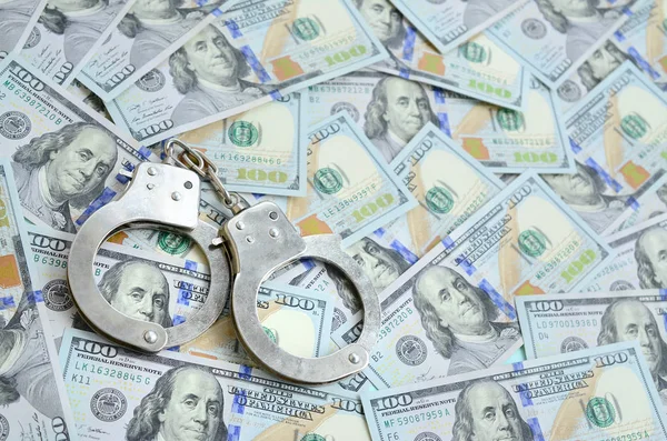 Zilveren Politie Handboeien Ligt Een Veel Dollarbiljetten — Stockfoto