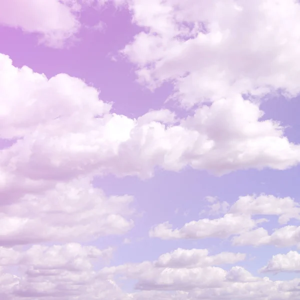 多くの異なるサイズの白い雲と青い空 — ストック写真