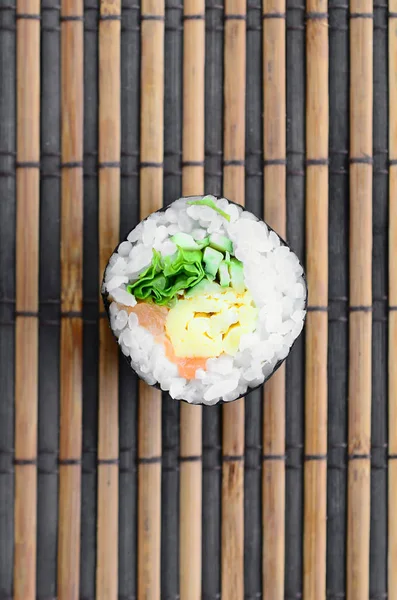 Sushi Roll Lež Bambusových Rohožích Sláma Serwing Tradiční Asijská Jídla — Stock fotografie