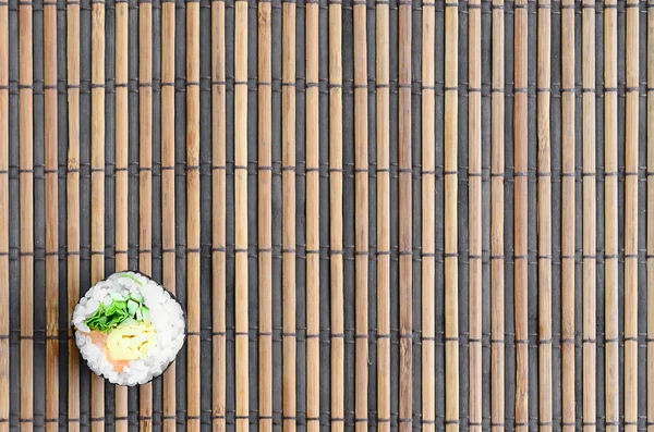 Rotolo Sushi Giace Tappetino Paglia Bambù Cucina Tradizionale Asiatica Vista — Foto Stock