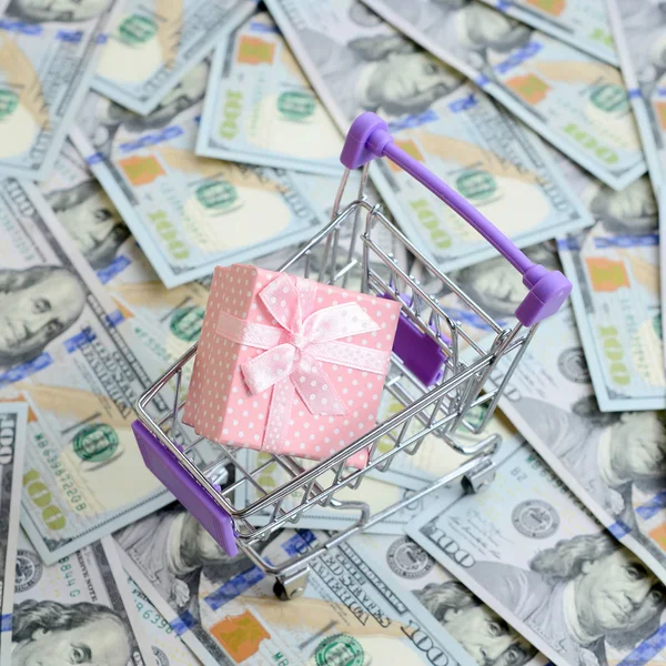 Doos Van Gift Een Klein Winkelwagen Ligt Een Veel Dollarbiljetten — Stockfoto