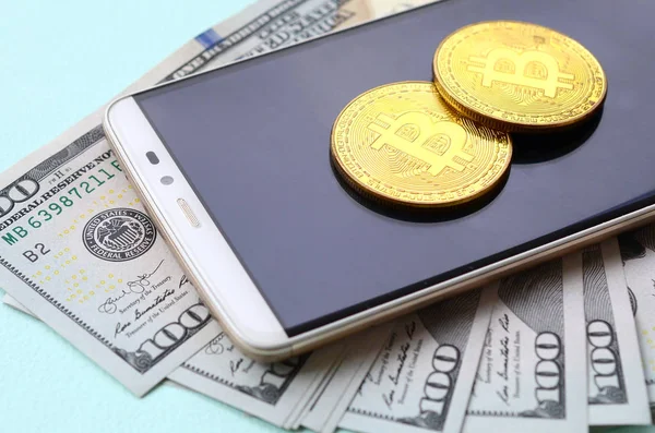 Bitcoins Hazudik Smartphone Száz Dollár Számlák Világos Kék Háttér — Stock Fotó