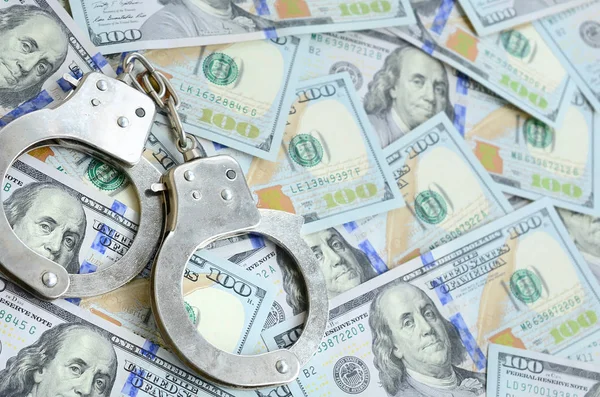 Silberne Polizeihandschellen Auf Vielen Dollarscheinen — Stockfoto
