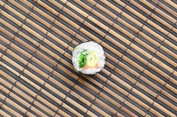 Rotolo Sushi Giace Tappetino Paglia Bambù Cucina Tradizionale Asiatica Vista — Foto Stock